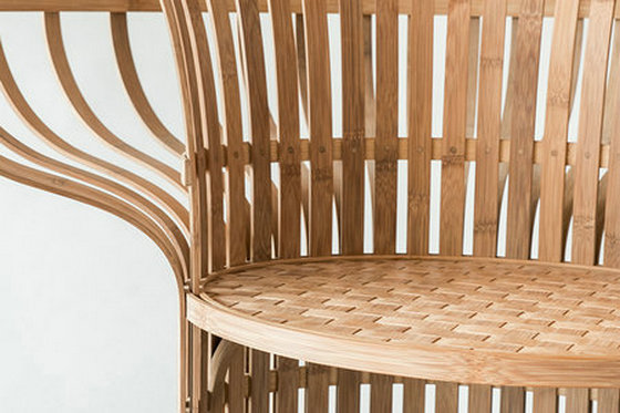 Kuramoto的椅子将手工竹子编织技术与印染技艺相结合